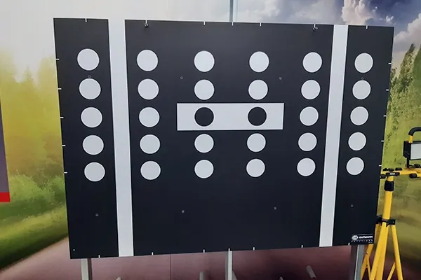 Panel de calibración de cámara ADAS tras la sustitución del parabrisas en Getafe