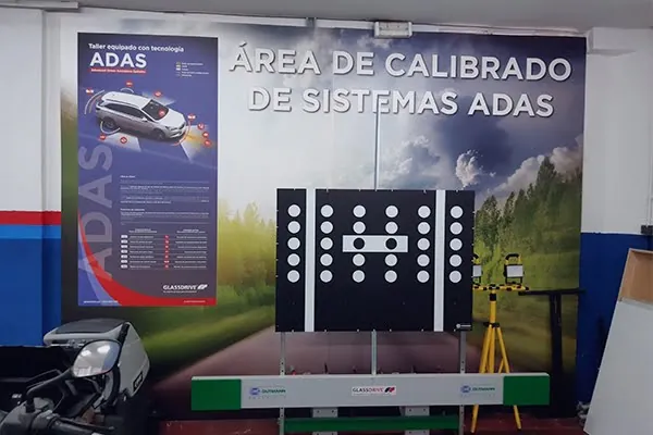 Área de calibrado de sistemas ADAS del taller Glass DV Getafe