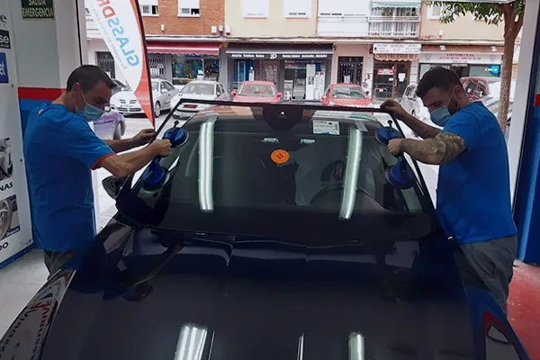 Técnicos de Glass DV Getafe colocando un parabrisas nuevo: cambio de lunas en Getafe