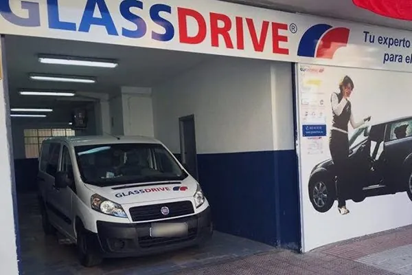Furgoneta de la unidad móvil de reparación de lunas de Glass DV Getafe