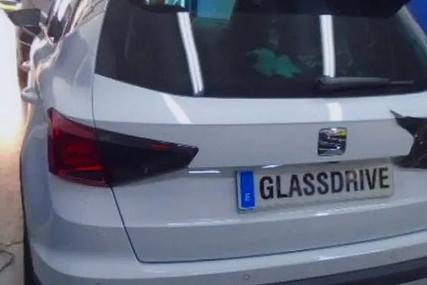 Coche con las lunas traseras tintadas con láminas homologadas en Getafe